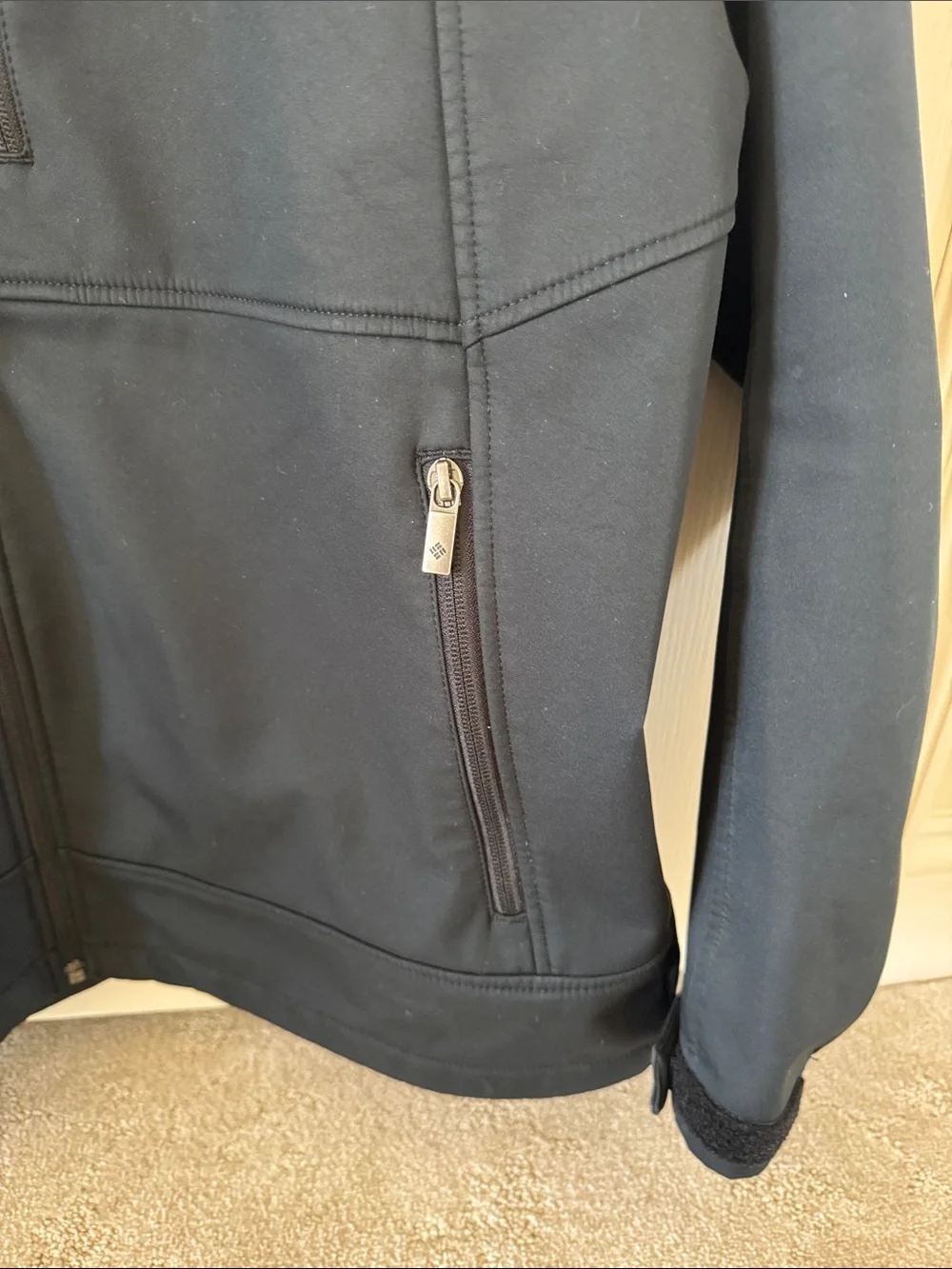 Columbia Men's Black Softshell Jacket with Zip Pockets